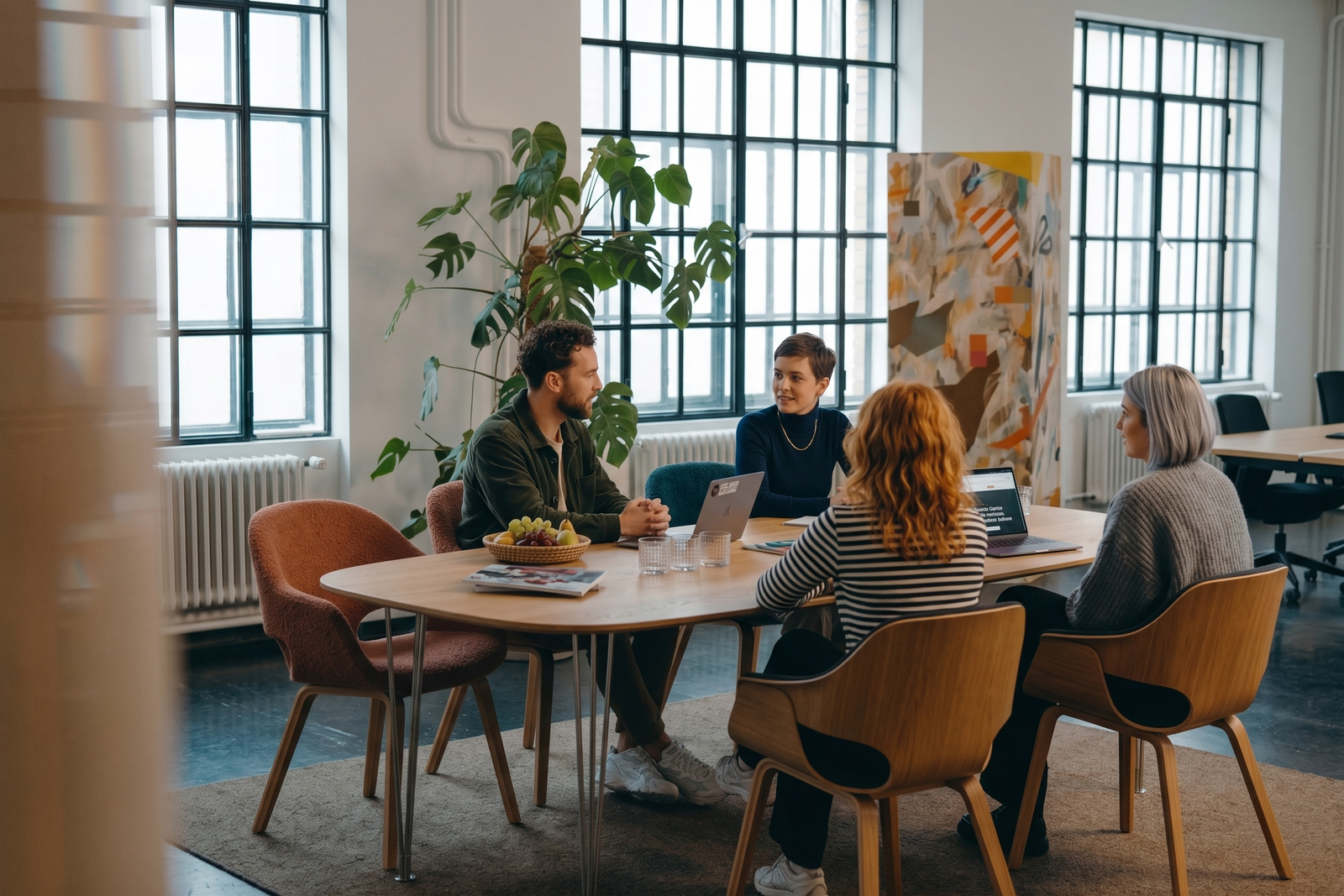 Yon Digital aan tafel met klanten